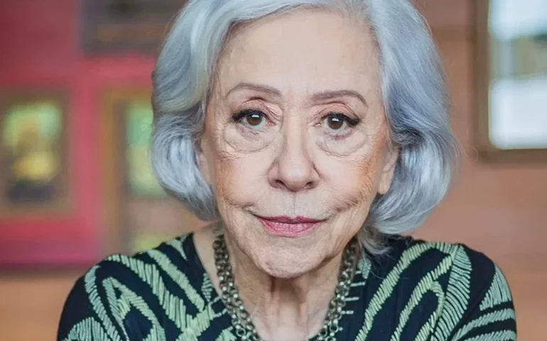 Fernanda Montenegro vibra ao ver a filha, Fernanda Torres, receber o Globo de Ouro