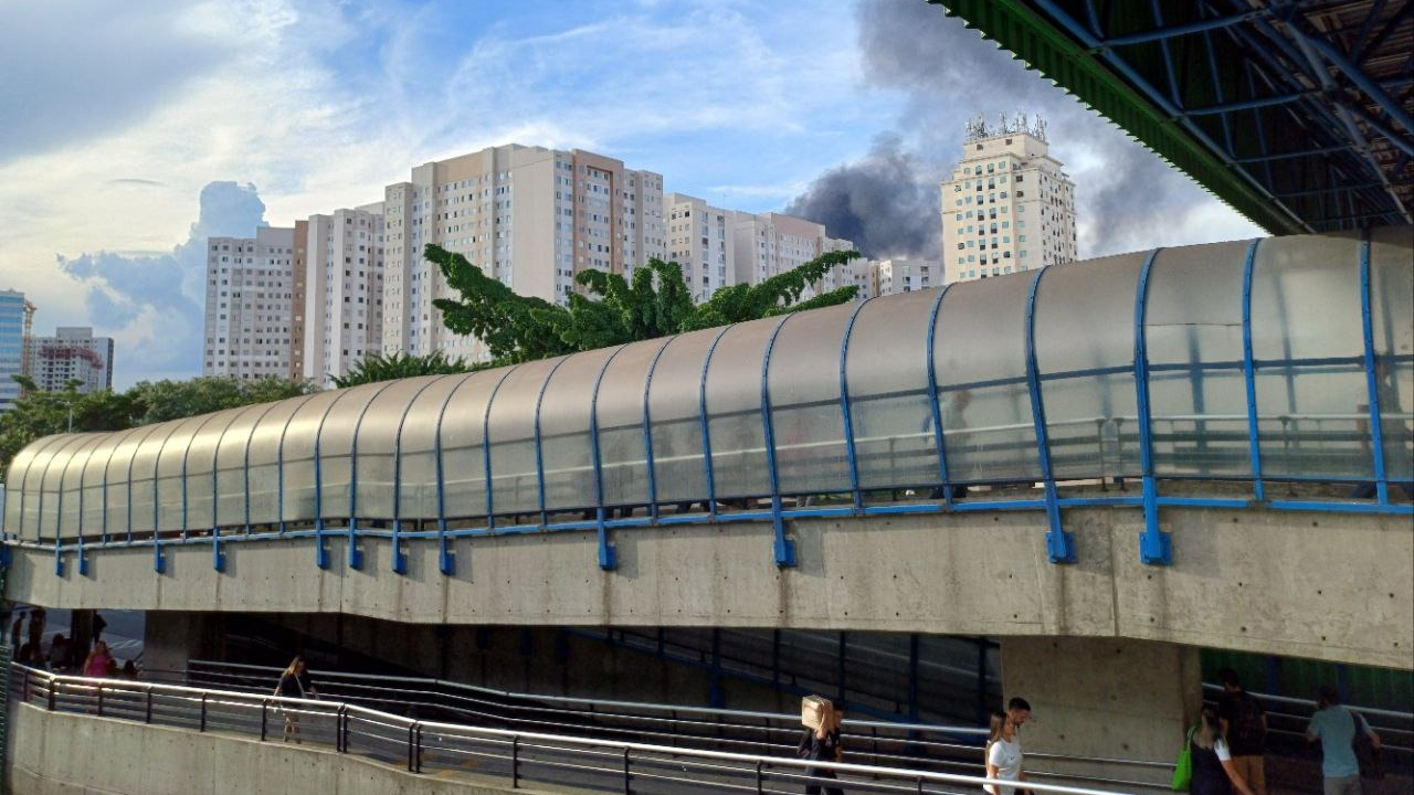 Pessoas tentam pular das janelas durante incêndio no Rio de Janeiro