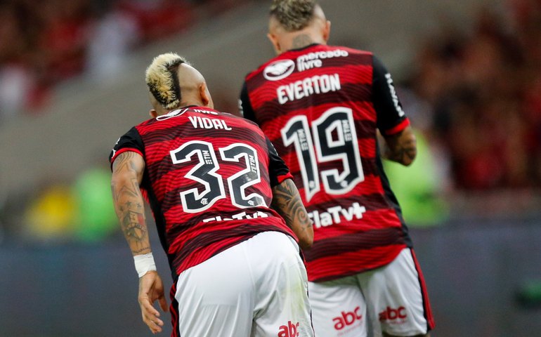 Com reservas, Flamengo goleia Atlético-GO em noite de festa no Maracanã