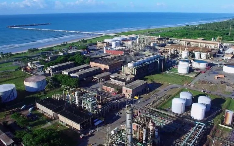 Ações da Braskem desabam após anúncio de avaliação sobre capital