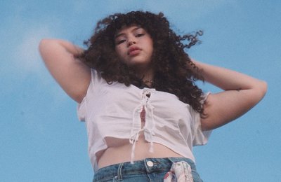 Cantora alagoana mergulha na dualidade da paixão no single “é como o céu quando você me toca”, com lançamento no dia 30 de julho