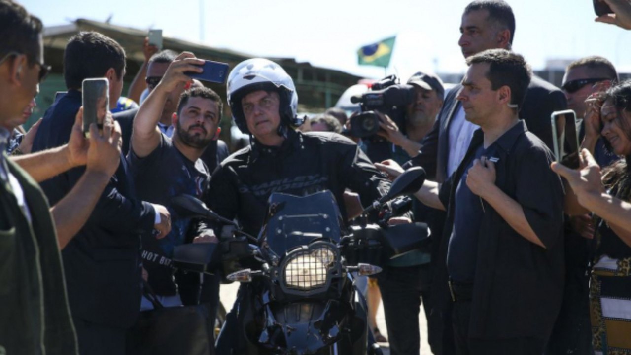 Bolsonaro anda de moto por Brasília e ouve: ‘abaixa a gasolina, presidente’