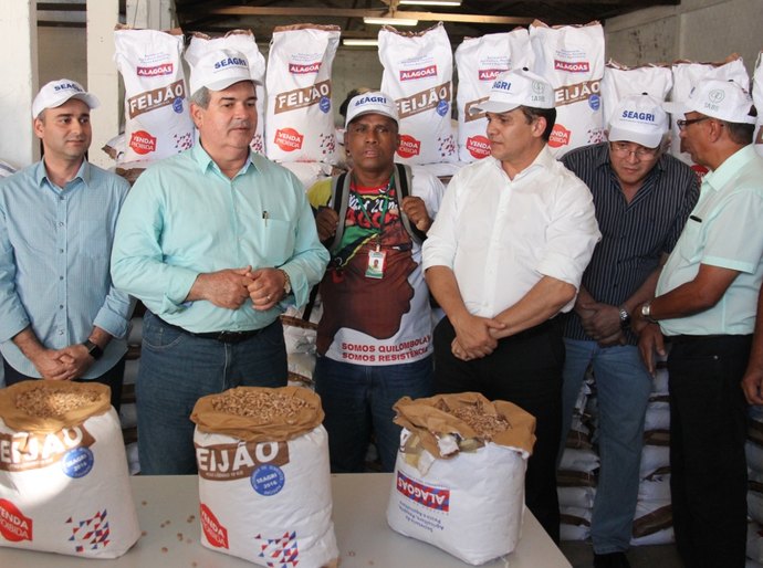 Comunidades quilombolas de Arapiraca recebem 48 toneladas de sementes