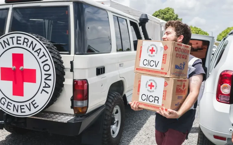 Viagem humanitária: Cruz Vermelha da Alemanha 'doa' itens por um preço especial