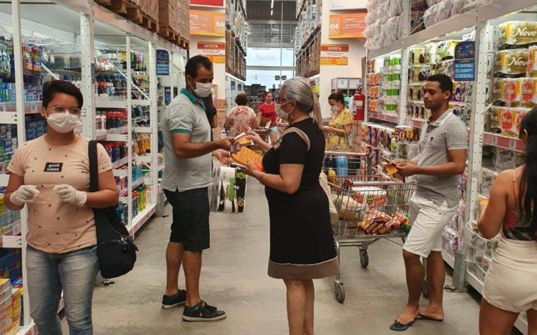 Secretaria de saúde e PROCON Arapiraca orientam clientes de supermercados sobre cuidados durante pandemia