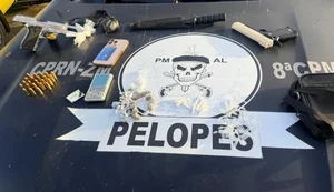 Durante a operação, os policiais apreenderam uma pistola calibre 9mm com numeração suprimida, munições, drogas, balança de precisão, embalagens, uma faca, um simulacro de arma e um celular. / Foto: Assessoria Pmal 