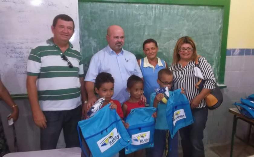 Prefeitura de Barra de Santo Antônio investe na educação e entrega Kit de Material Escolar