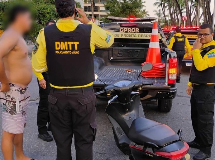 Condutor sem CNH é flagrado transpondo bloqueio viário durante a Rua Aberta, na Ponta Verde