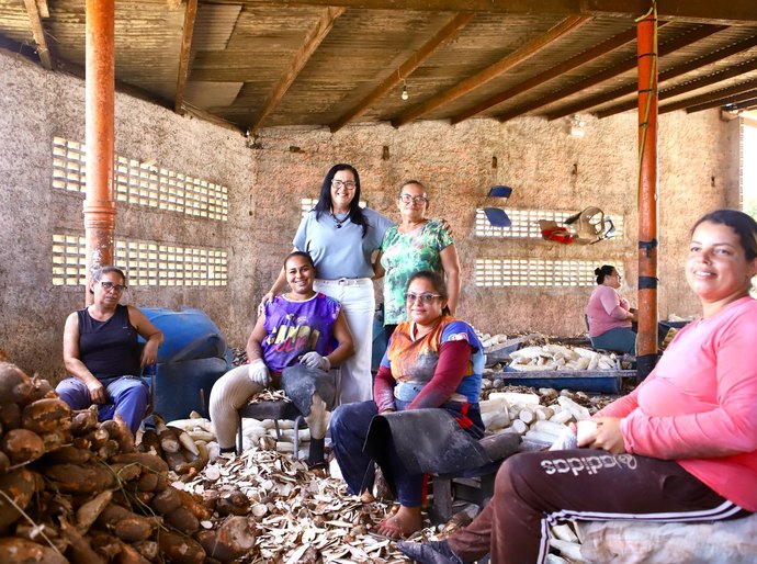 Prefeita Edilza Alves homenageia mulheres trabalhadoras das Casas de Farinha da Mata Limpa