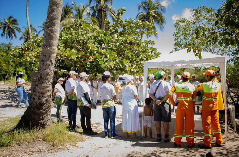 Limpeza Urbana de Maceió participa da abertura do Festival Omi Odará com mutirão de limpeza no Rio Pratagy