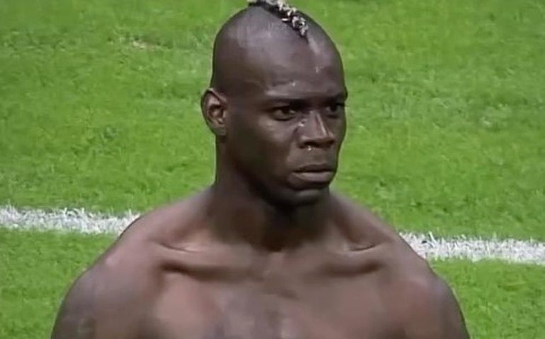 Desprezado pelo Corinthians, atacante italiano Balotelli é oficializado no Genoa