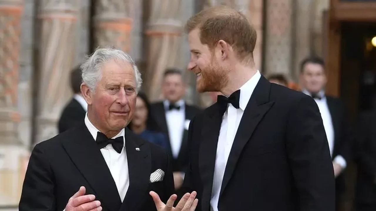 Charles III reencontra Harry, Meghan e netos em gesto de reconciliação