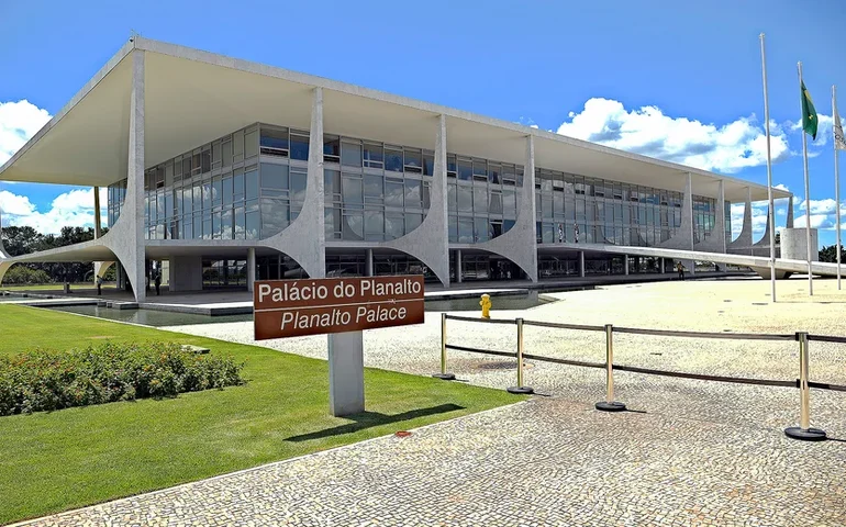 Homem é atingido por dois tiros de borracha ao tentar invadir Planalto durante a madrugada