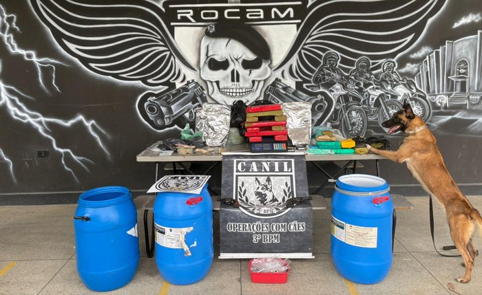 Galões localizados pela polícia armazenavam cerca de 17 quilos de drogas