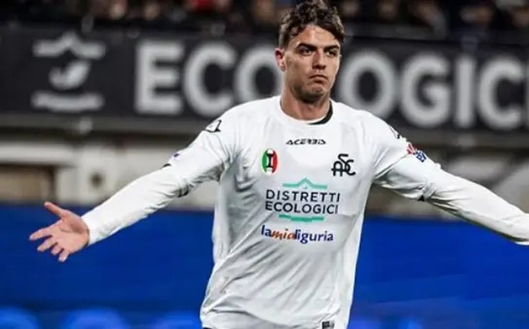 Inter desperdiça muitos gols, erra pênalti e perde do ameçacado Spezia na Itália