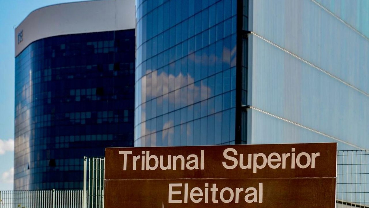 DC aciona TSE para incluir candidata em debate presidencial