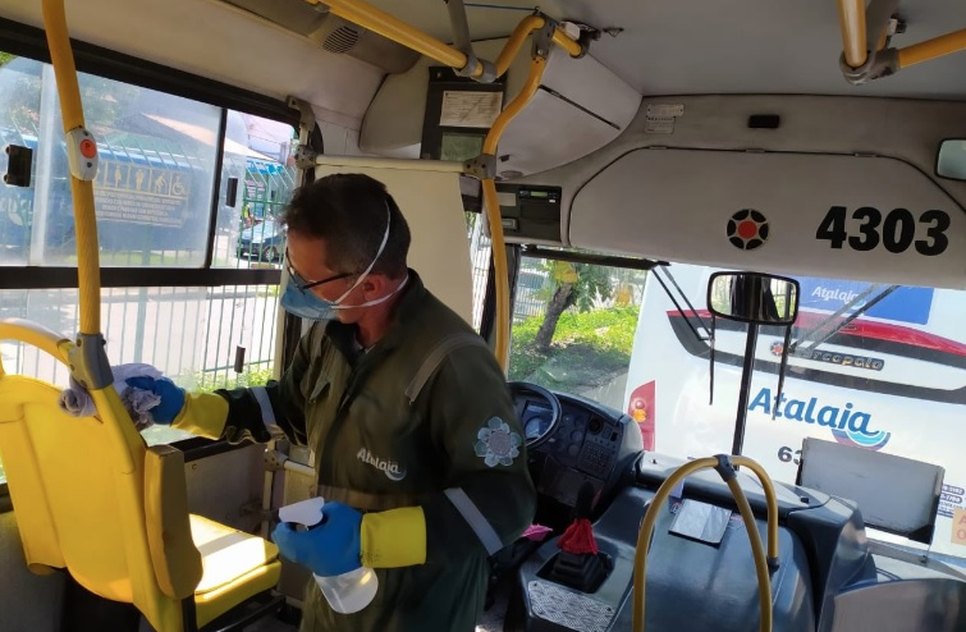 LIMPEZA NOS ÔNIBUS