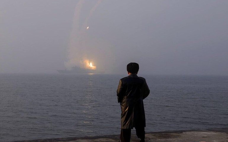 Lançadores múltiplos norte-coreanos atingem alvo a 364 km durante teste