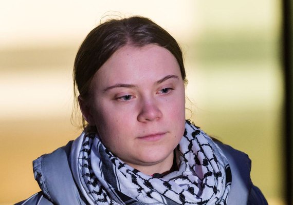 Ativista Greta Thumberg é detida durante protesto em Haia, na Holanda