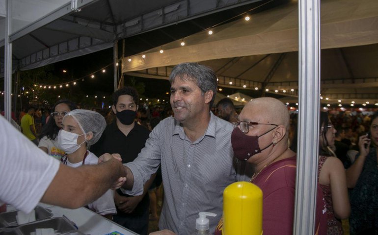 Secretário de Turismo prestigia 2º dia de Feira Gastronômica do Graciliano Ramos