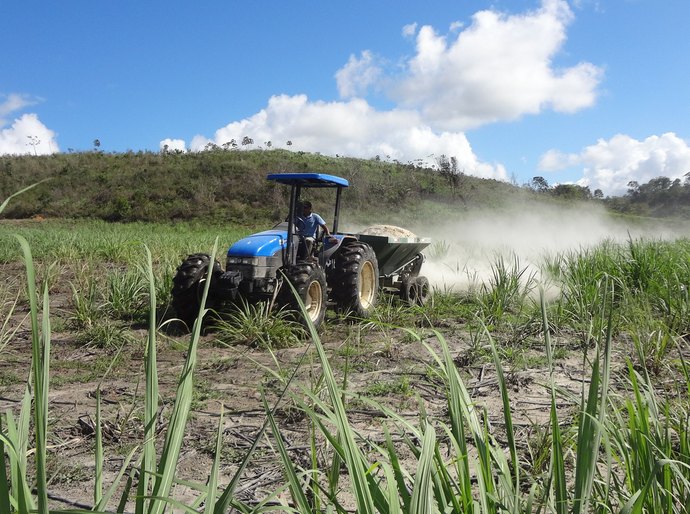 Prefeitura de Coruripe em parceria com Estado distribui sementes para pequenos agricultores