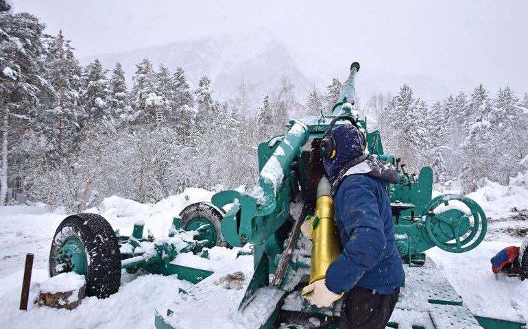 Guardas fronteiriços da Ucrânia são armados com obuseiros dos EUA de 1941, relata jornal