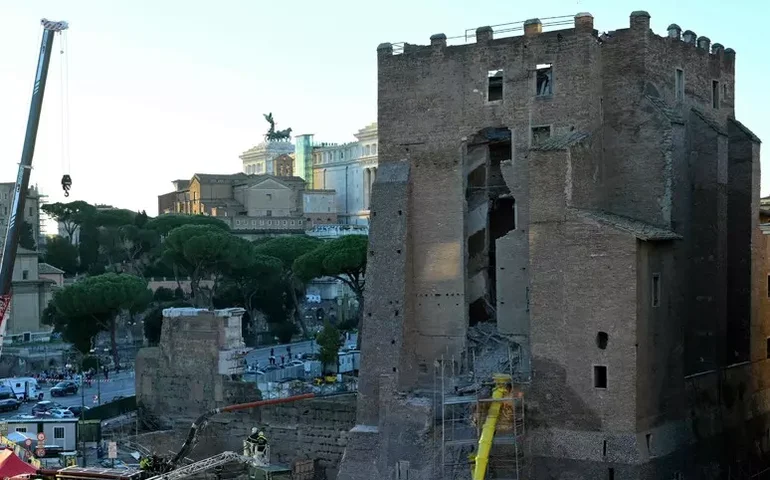 Torre parcialmente desabada em Roma é símbolo de poder papal