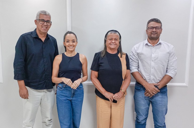 Prefeita Tia Júlia anuncia pagamento dos servidores municipais de Palmeira