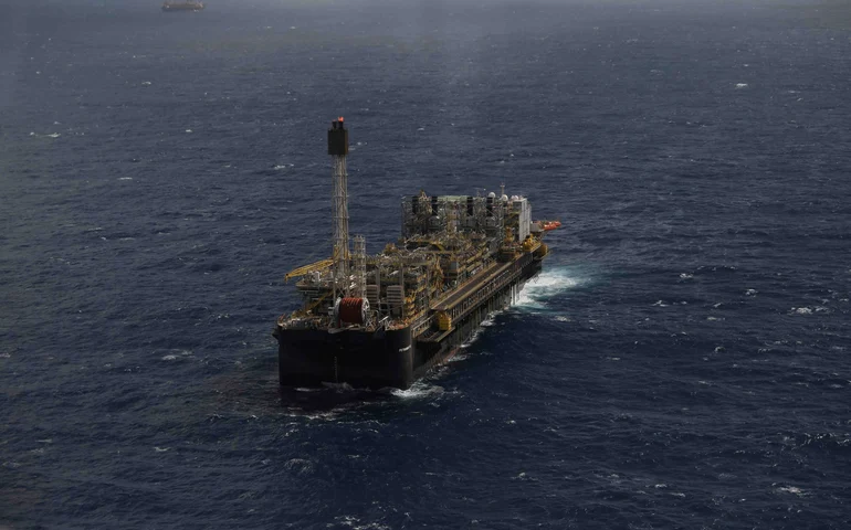 EUA informam que 12% da produção de petróleo do Golfo do México está interrompida por furacão