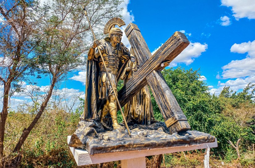 Escultor entrega novos elementos da via sacra de Palmeira dos Índios