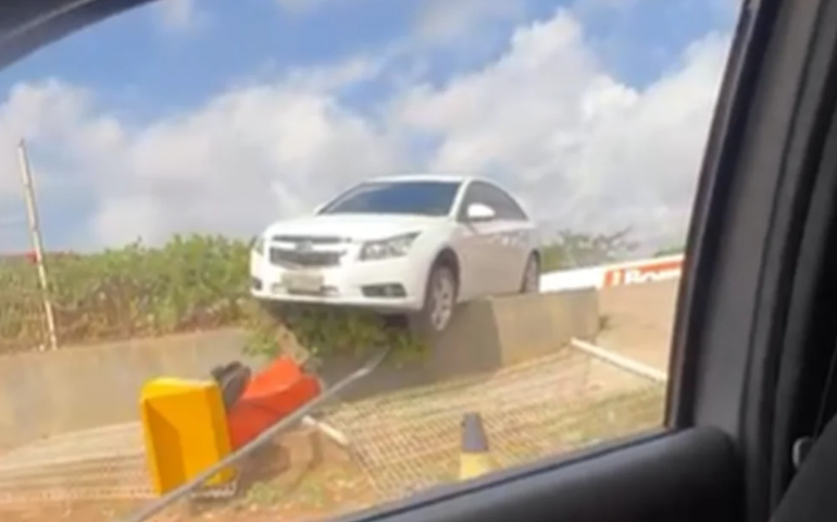 Carro fica 'pendurado' em mureta após acidente na AL-115, em Arapiraca