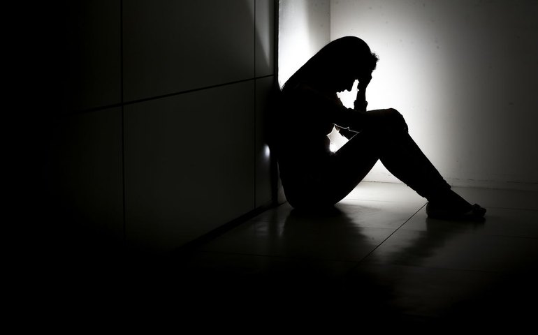 Sobrecarga de trabalho eleva risco de depressão entre mães cientistas
