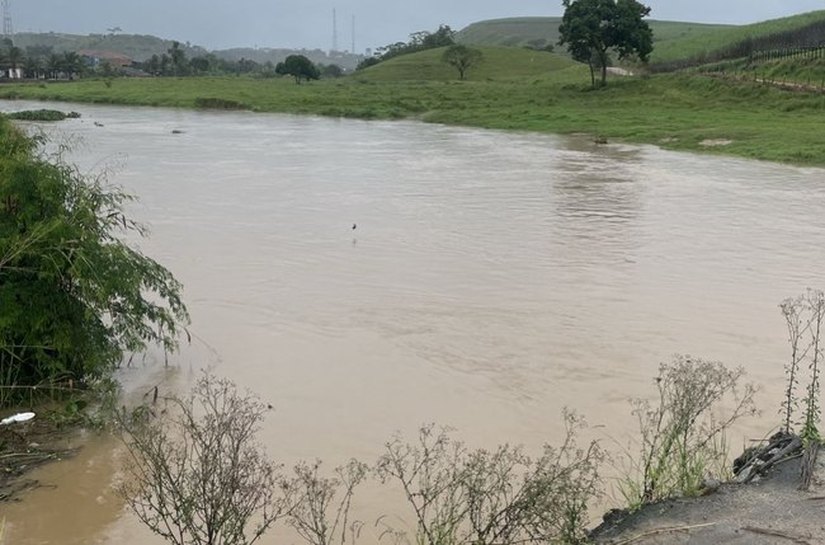 Chuvas elevam níveis dos rios Jacuípe e Jundiá, no norte de Alagoas