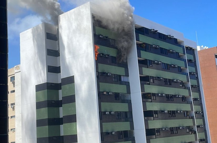 Incêndio atinge apartamento na Ponta Verde; veja