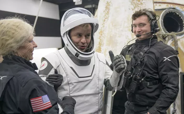 Astronautas voltam à Terra após evacuação médica na ISS