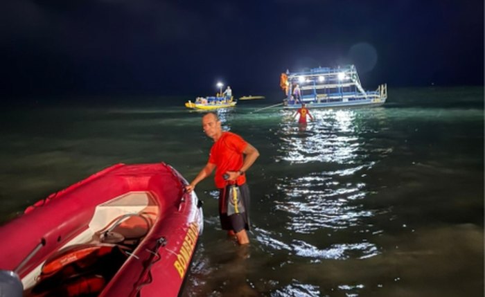 Doze pessoas foram resgatadas no mar