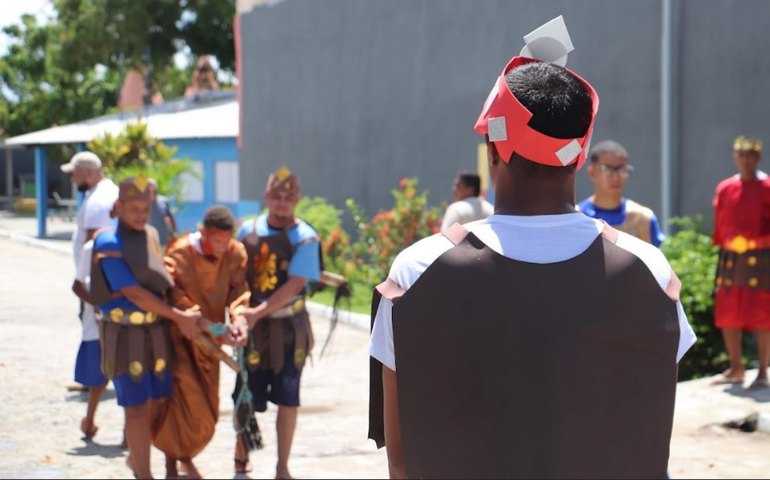 Socioeducandos encenam A Paixão de Cristo e recriam os últimos momentos de Jesus na terra