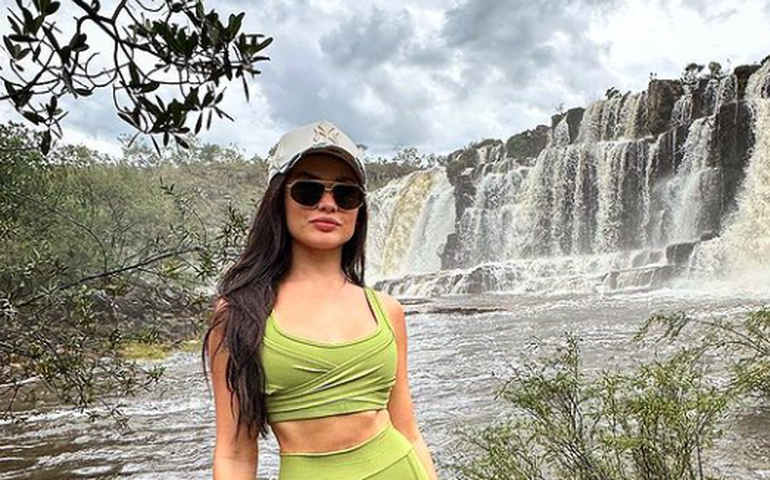 Juliette é acusada de plagiar Anavitória em capa que remete a obra de Marina Abramovic