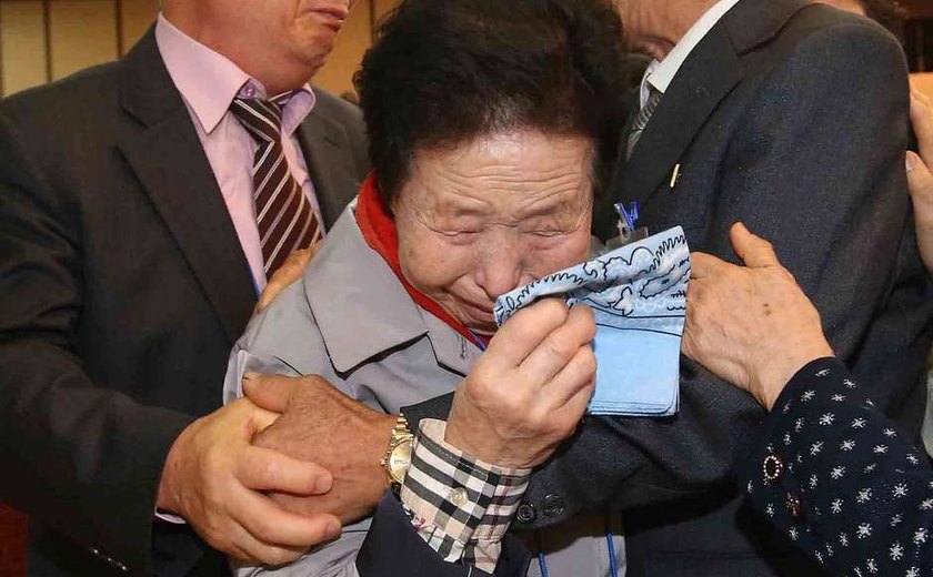 Após 60 anos, coreanos separados por guerra se reencontram