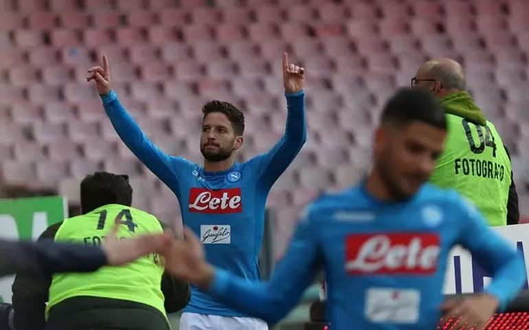 Ídolo do Napoli, Dries Mertens anuncia aposentadoria