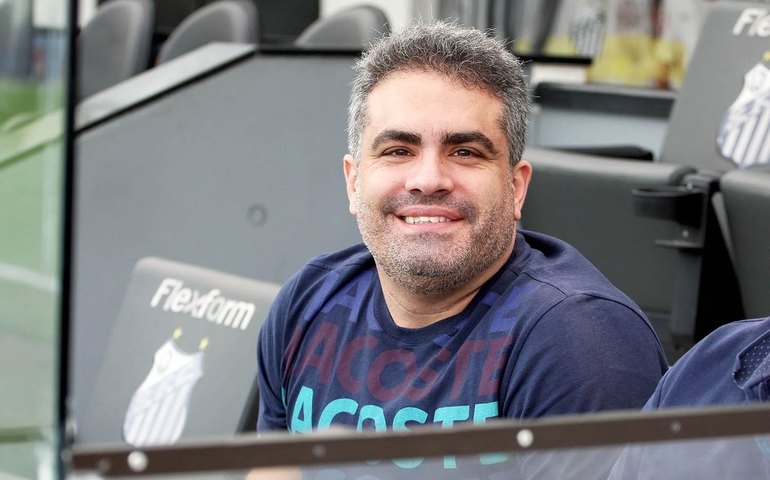 Orlando Rollo, presidente do Santos, passa mal e é levado para hospital