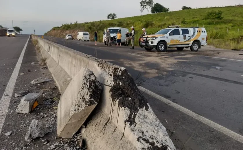 Duas pessoas ficam feridas em acidente de van na AL-220