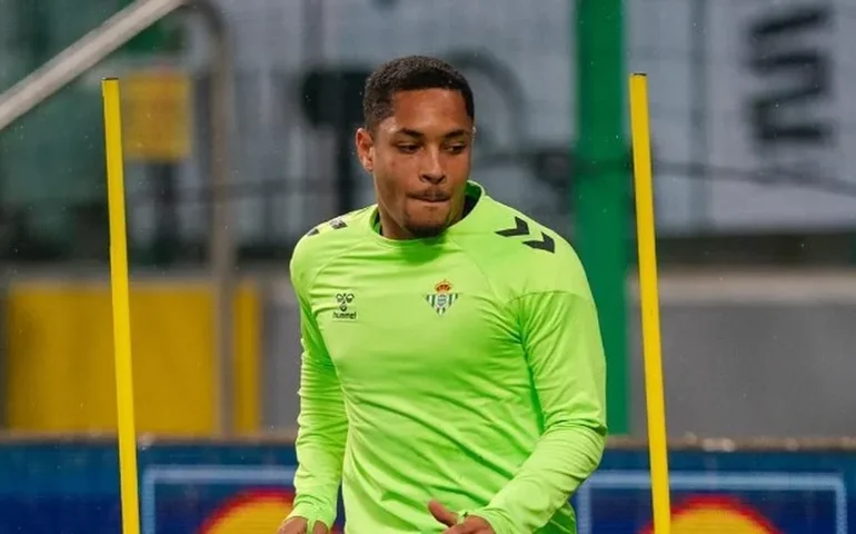 Vitor Roque desabafa sobre o Barcelona, cita Vini Jr. e diz que pensou em voltar ao Brasil