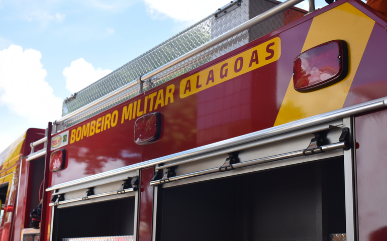 Corpo de Bombeiros é acionado após tombamento de carreta sobre poste