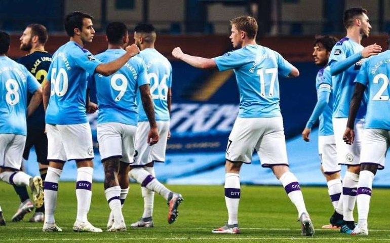 Inglês volta com vitória do City, falhas de David Luiz e erro da tecnologia