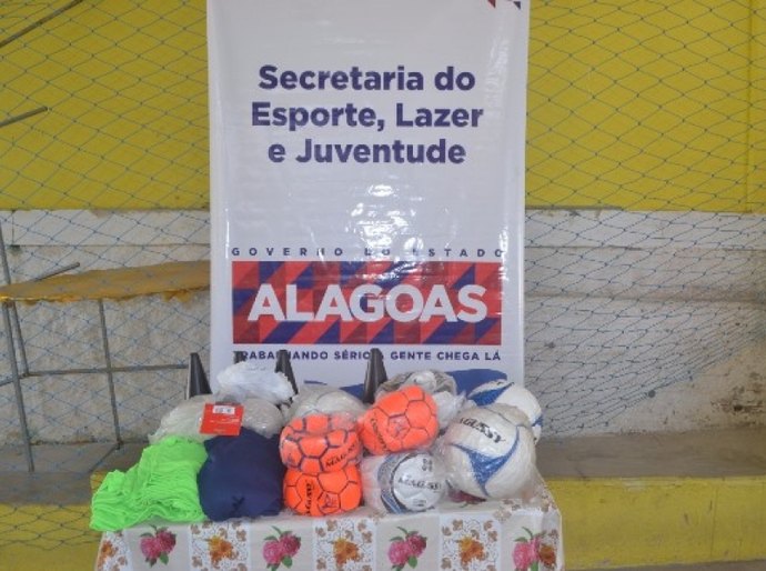 Na Rota dos 200 Anos, Selaj entrega kit de material esportivo em Porto Calvo