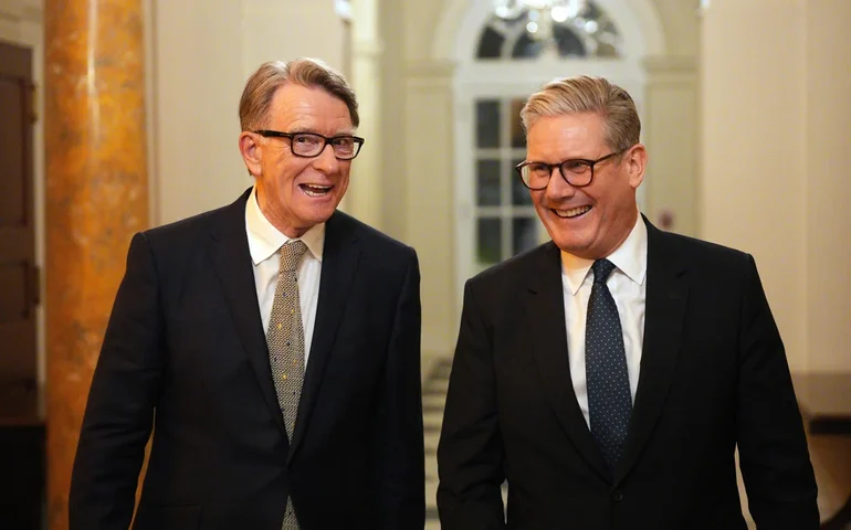 Político britânico Peter Mandelson enfrenta pressão para renunciar à Câmara dos Lordes devido a ligações com Jeffrey Epstein