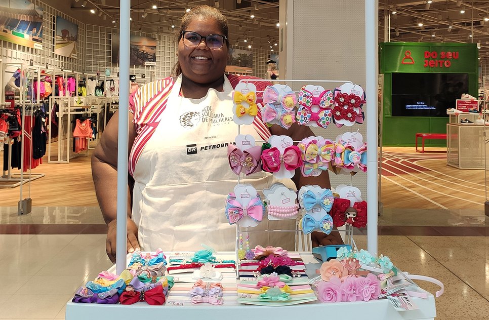 Feira da Rede Solidária de Mulheres_artesã Kátia dos Santos e seus laços e tiaras