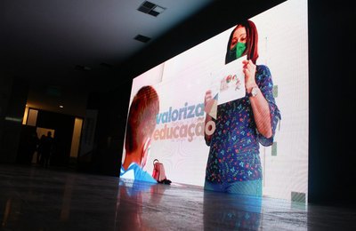 Servidores da Educação recebem precatórios e agradecem valorização da gestão municipal