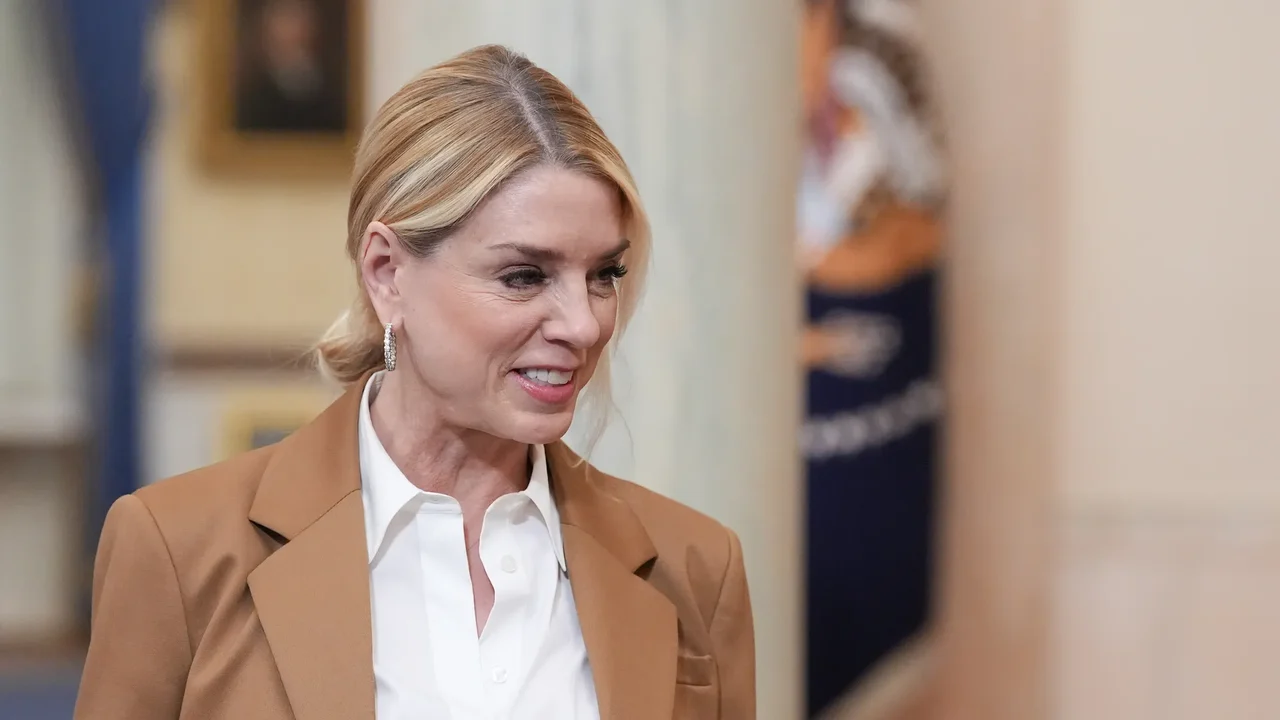 Pam Bondi, ex-procuradora-geral dos EUA, é diagnosticada com câncer após saída do governo Trump